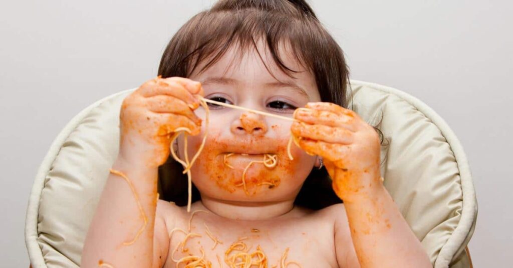 Kind spaghetti eten mond ouders