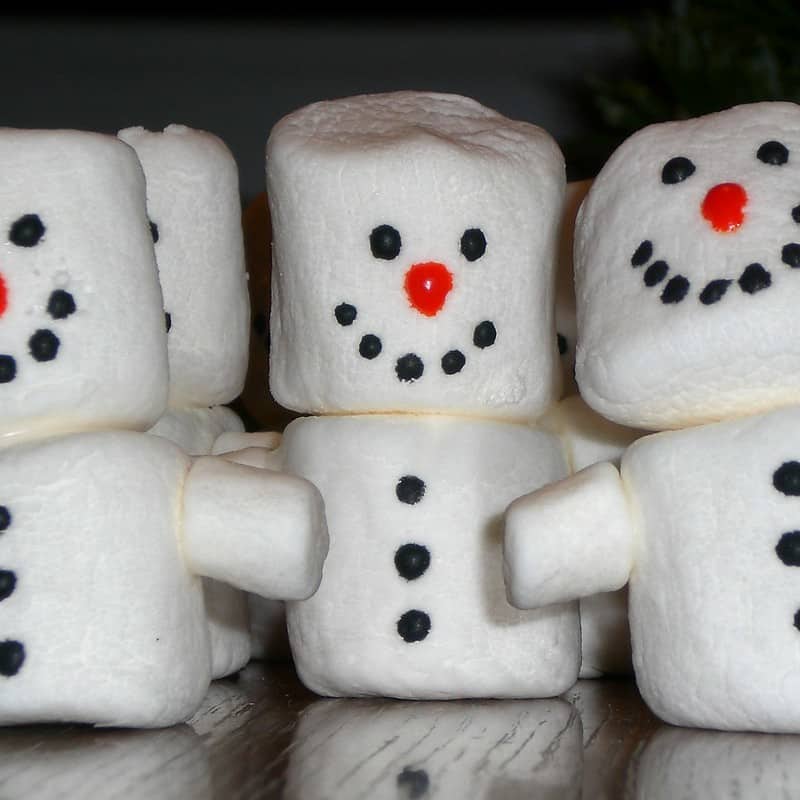 Marshmallow sneeuwpoppetjes kersthapjes