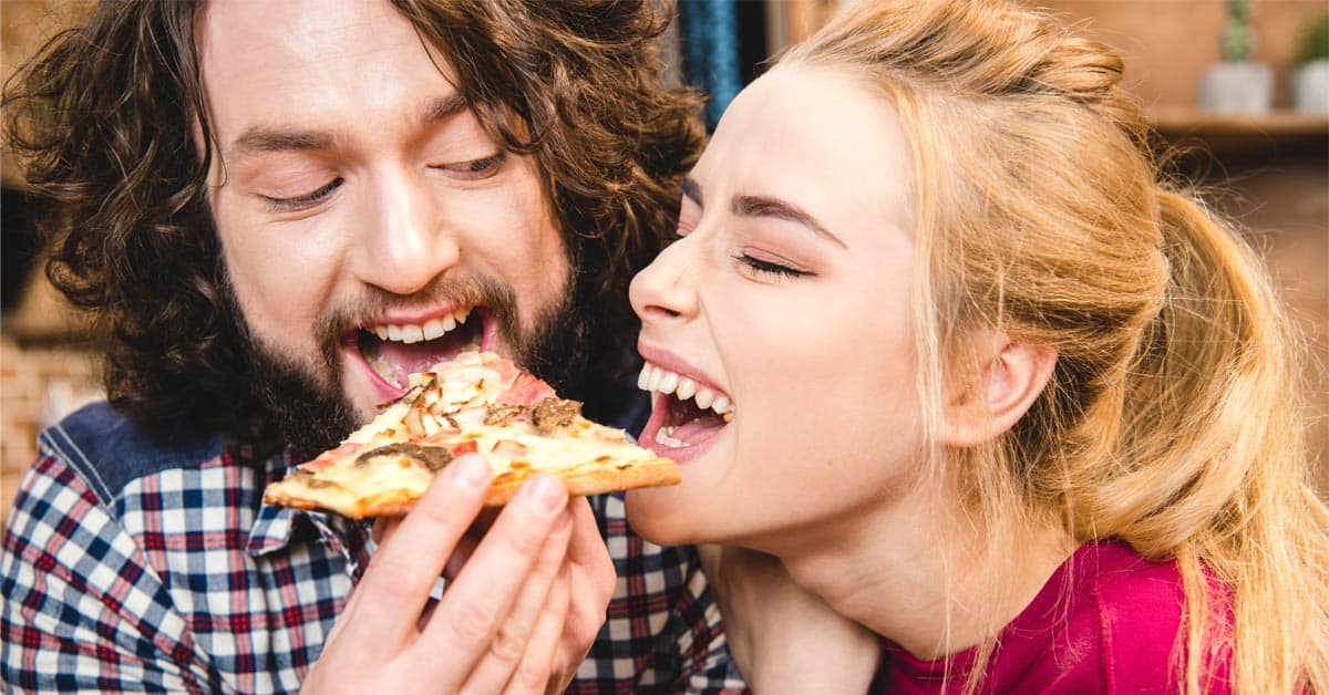 Goede relatie maakt dik koppel eten pizza