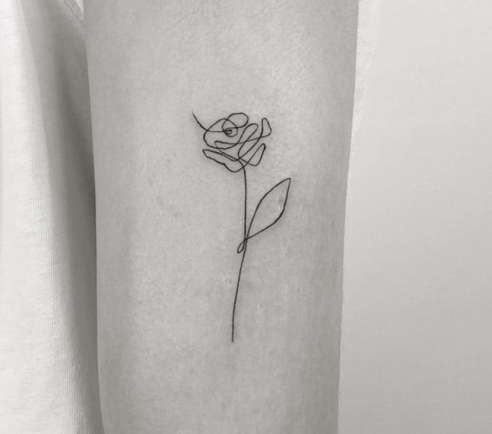 minimalistische bloem tattoo