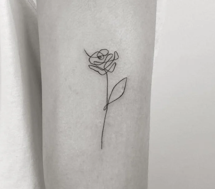minimalistische bloem tattoo