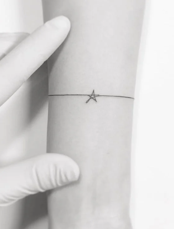 ster lijn tattoo