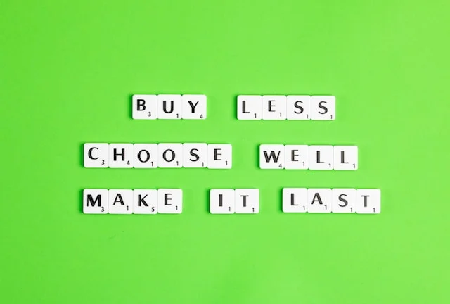 scrabble tekst duurzaam capsule wardrobe kleding