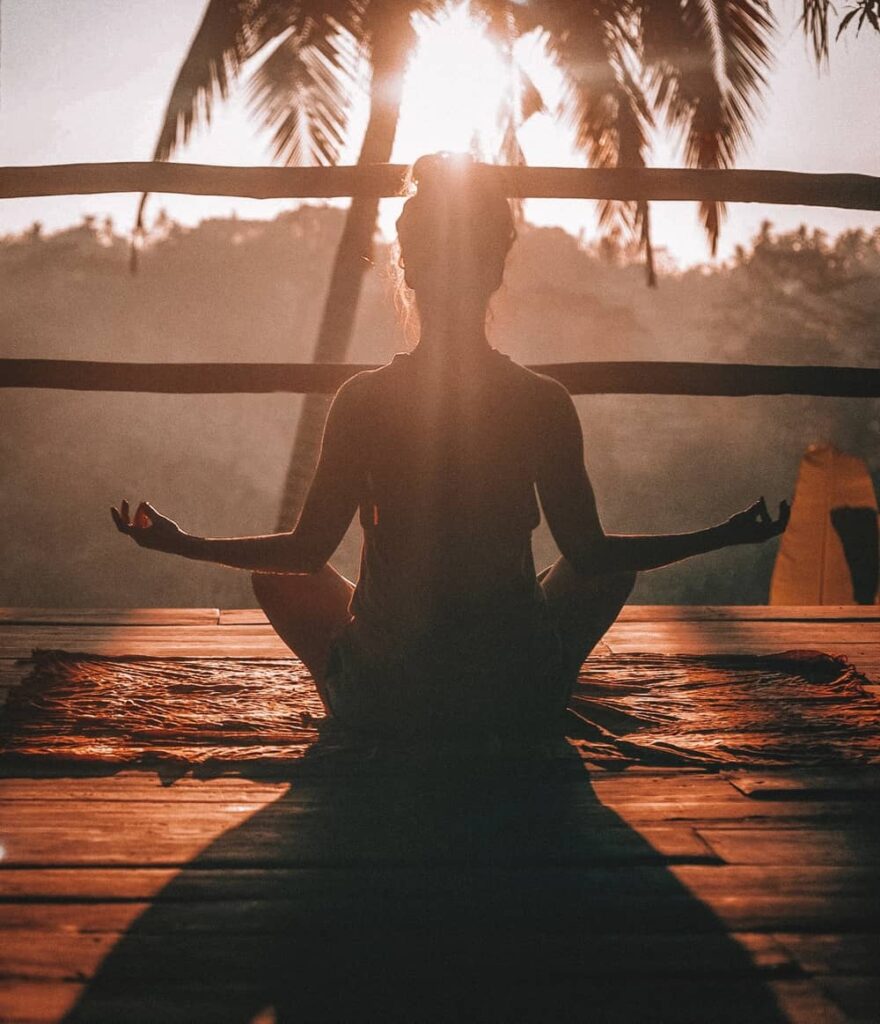 yoga vrouw zonsondergang