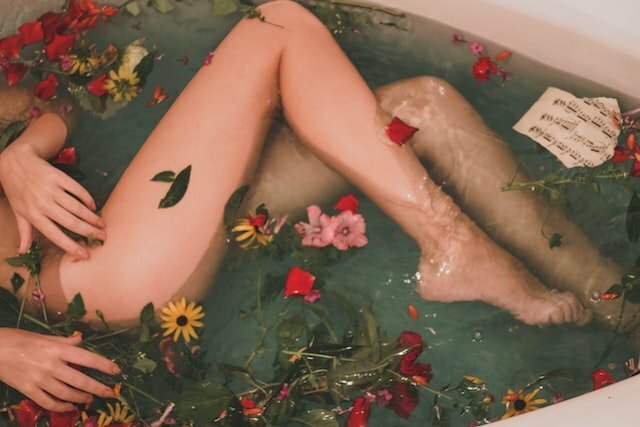 vrouwen benen in bad