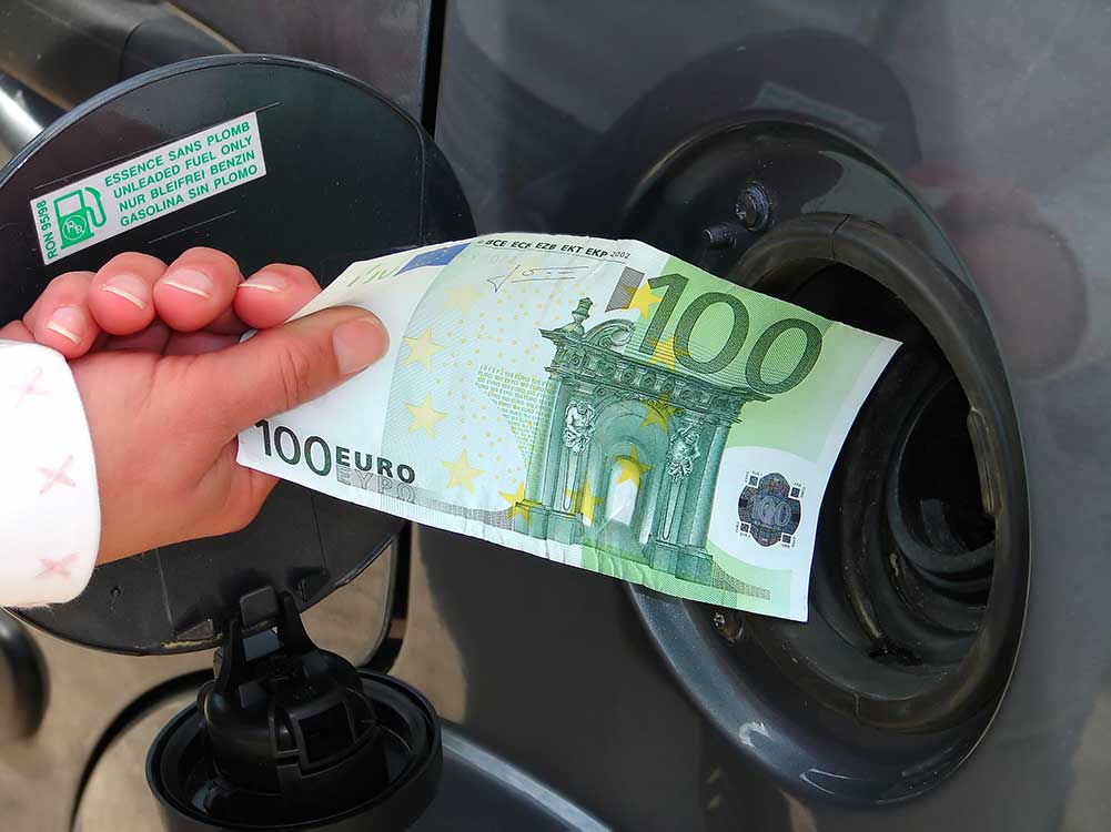 Zuinig rijden brandstop bezine besparen geld euro
