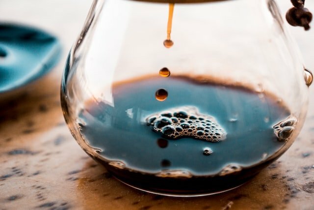 koffie druppelend in een glas