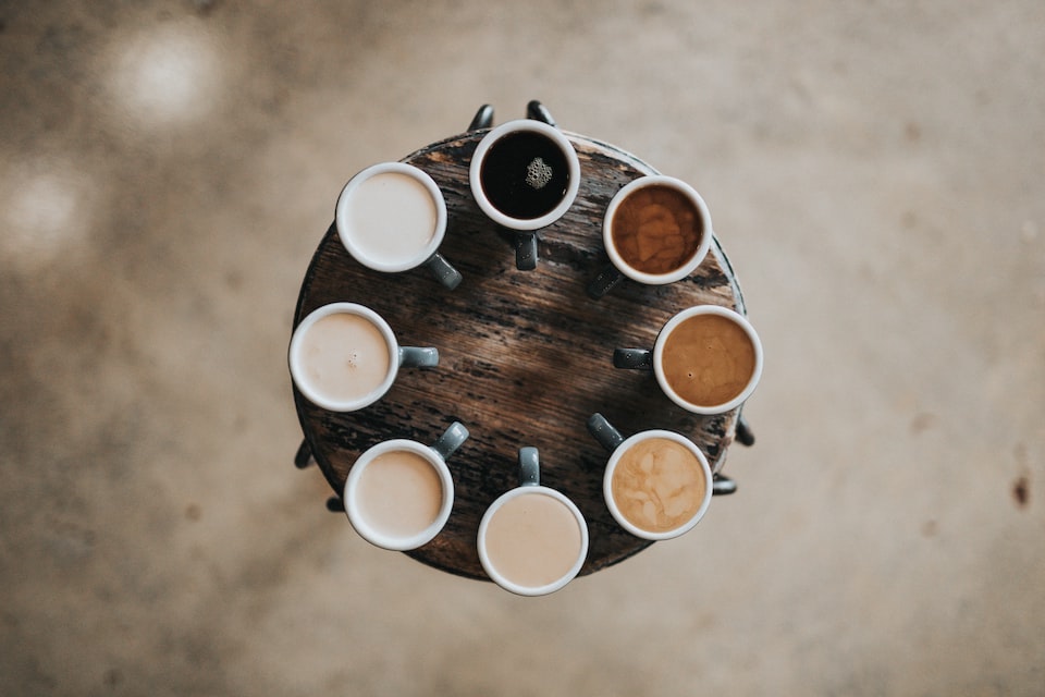 flat lay foto van acht kopjes koffie soorten koffiesoorten
