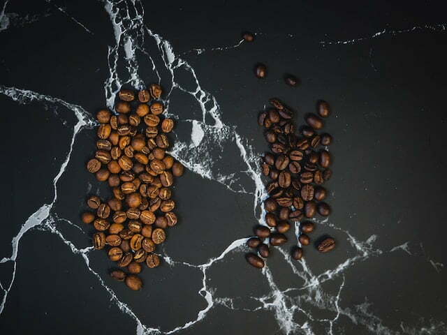 koffiebonen op zwart marmeren ondergrond